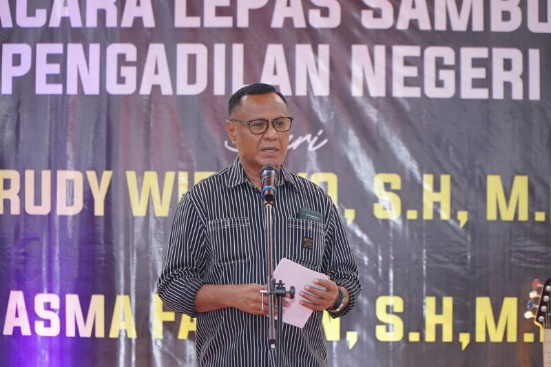 Wali Kota Tidore Kepulauan Muhammad Sinen Saat Memberikan Sambutan